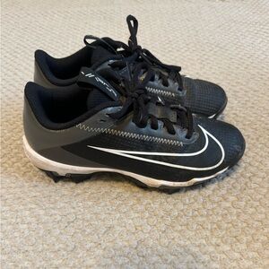 Nike Boys size 2y Football Cleats